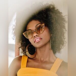 velvet canyon la femme sunglasses - light brown tortoise shell with case